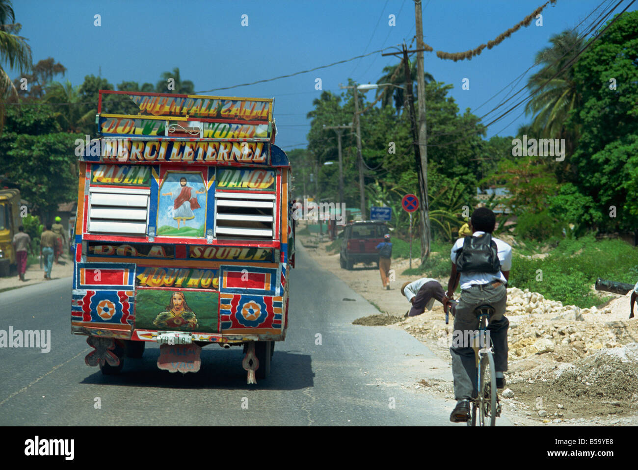 Bus local et des cyclistes, de Port-au-Prince, Haïti, Antilles, Amérique Centrale Banque D'Images