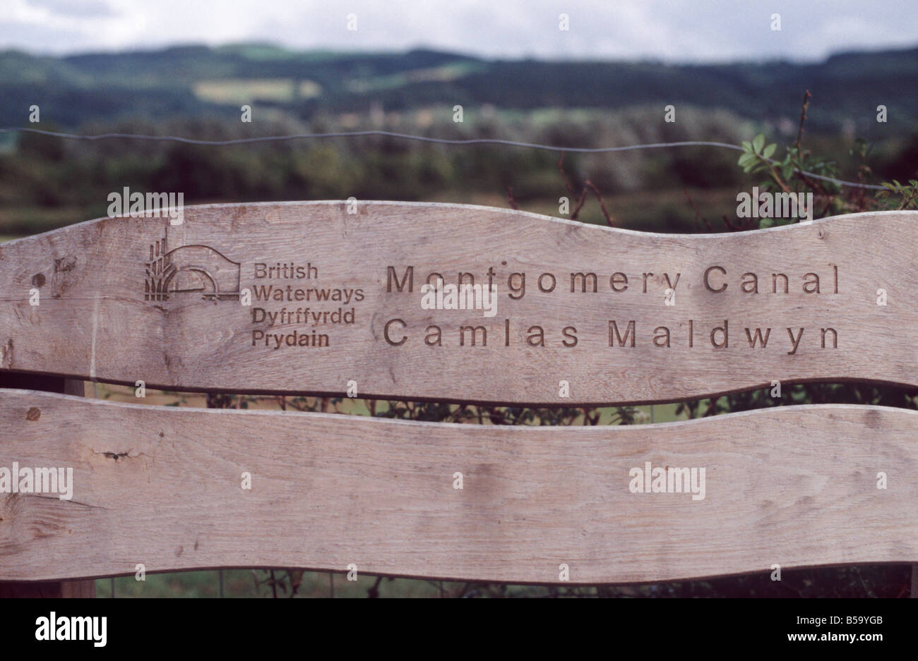 Lit banquette : British Waterways Canal Montgomery - banc en bois avec Welsh Borders derrière, Welshpool, Powys, Pays de Galles Banque D'Images