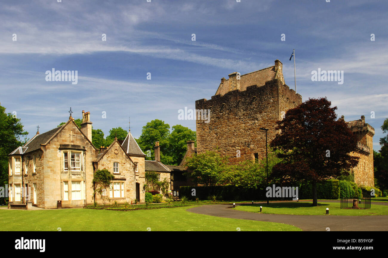 Château de Dean à Kilmarnock. Le château d'origine date du 13ème siècle avec une adjonction ultérieure et rénovation dans le 20ème. Banque D'Images