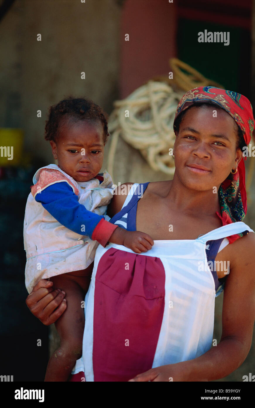 Portrait d'une mère tenant son enfant Godet Haïti Caraïbes L Murray Banque D'Images