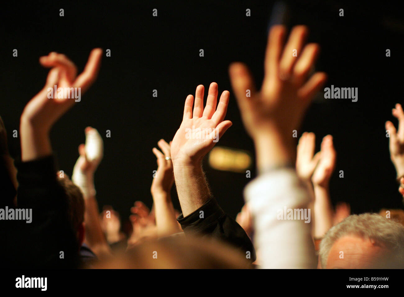 Fans lèvent la main lors d'un concert Banque D'Images
