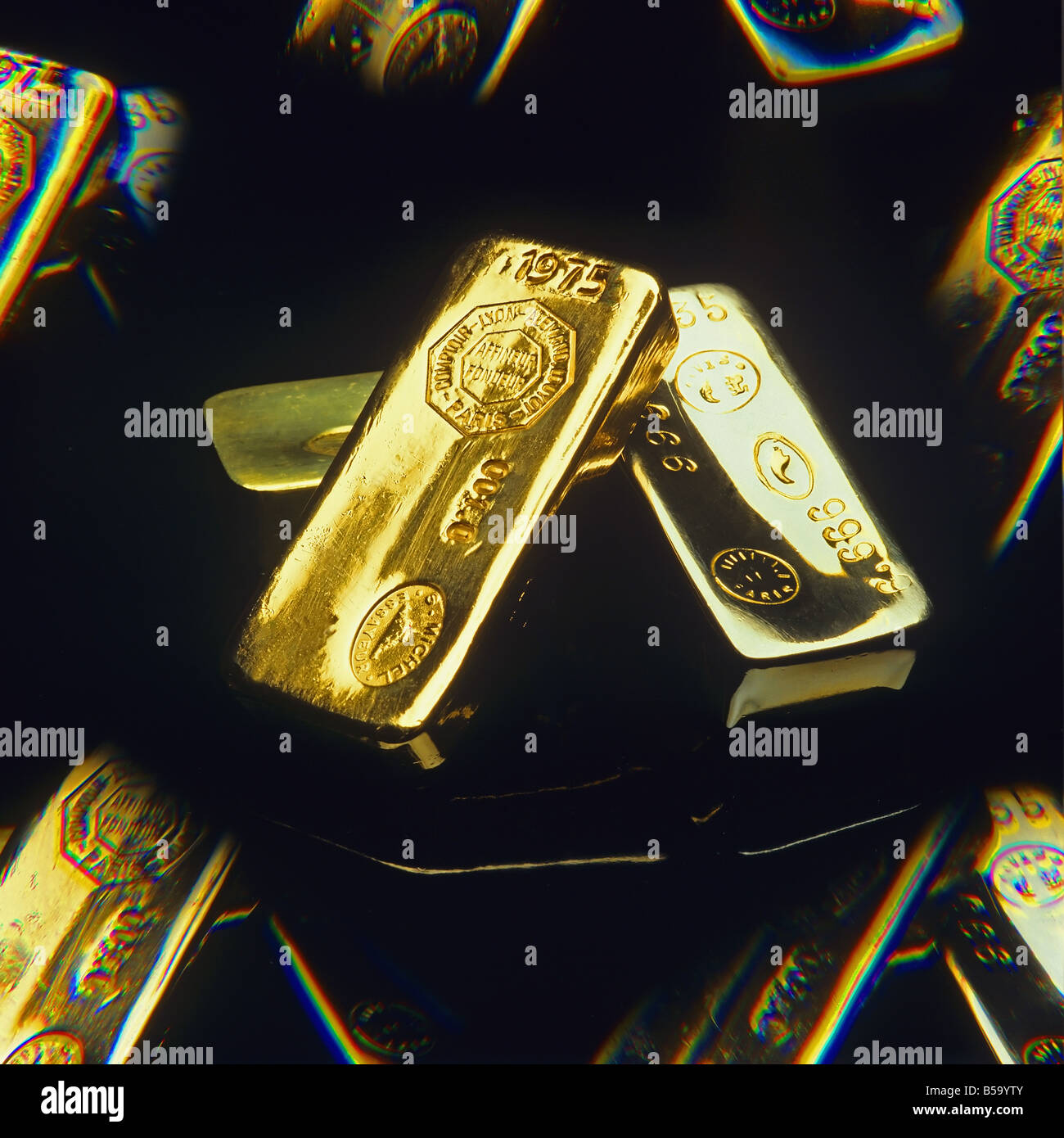 Plusieurs image de 2 barres d'or sur fond noir Banque D'Images