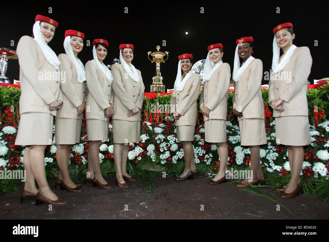 Hôtesses de la compagnie aérienne Emirates avec la coupe pour le vainqueur de la Coupe du Monde de Dubaï, Dubaï, Émirats Arabes Unis Banque D'Images