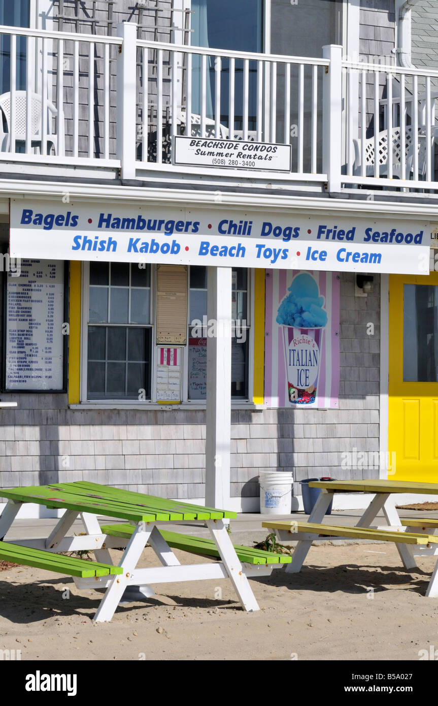 Clam Shack à plage de Craigville, Cape Cod Hyannis,,avec des tables de pique-nique, menu Se connecter et commander windows en été aux Etats-Unis. Banque D'Images