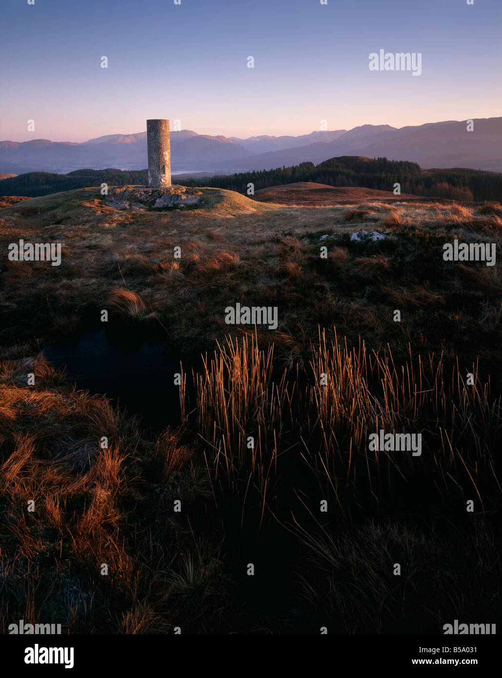 Trig point au sommet de Beinn Lora à au nord vers les montagnes de Glencoe et Glen Creran, Argyll, Scotland, UK. Banque D'Images