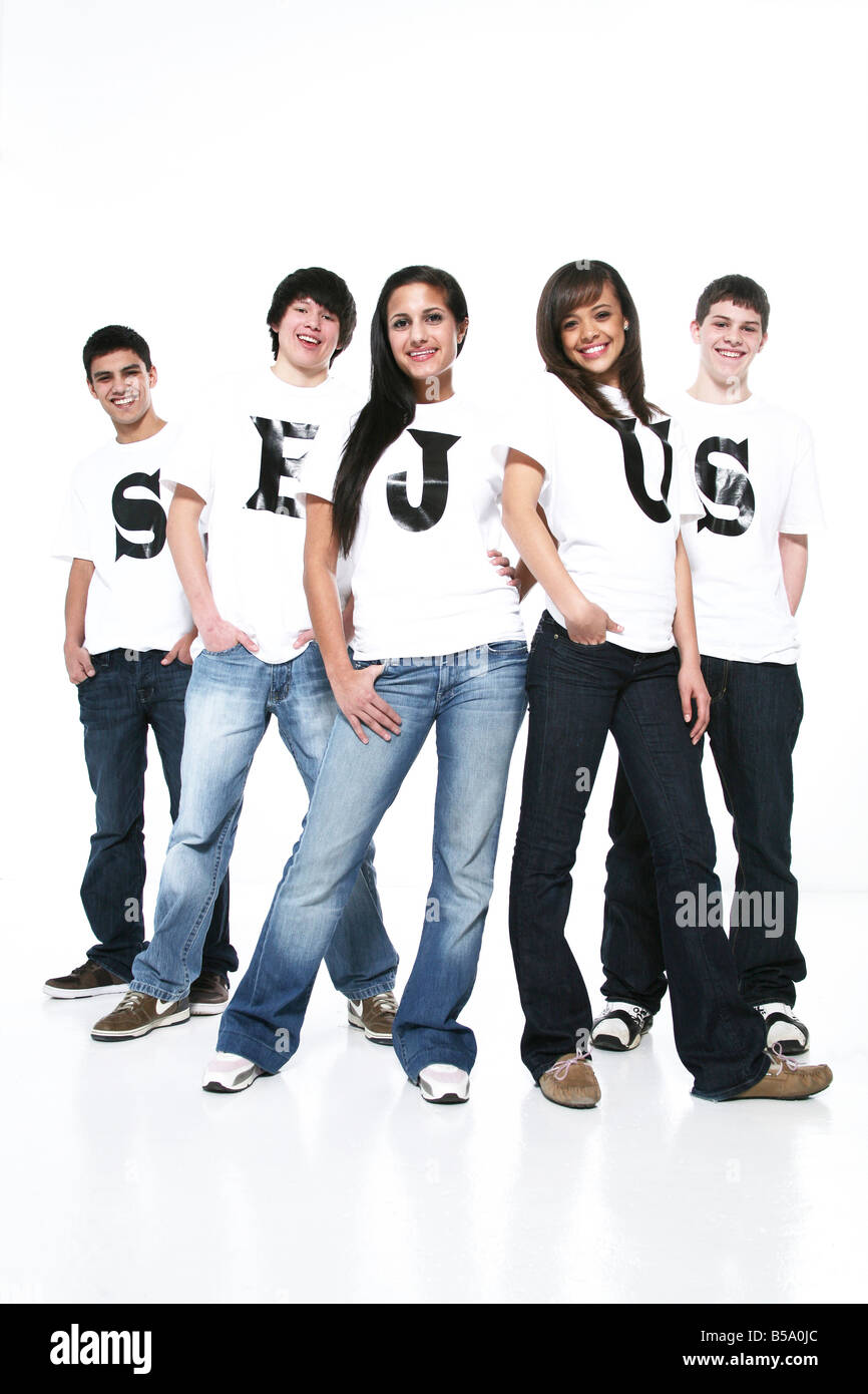 Cinq adolescents avec t-shirts orthographe Jésus Banque D'Images