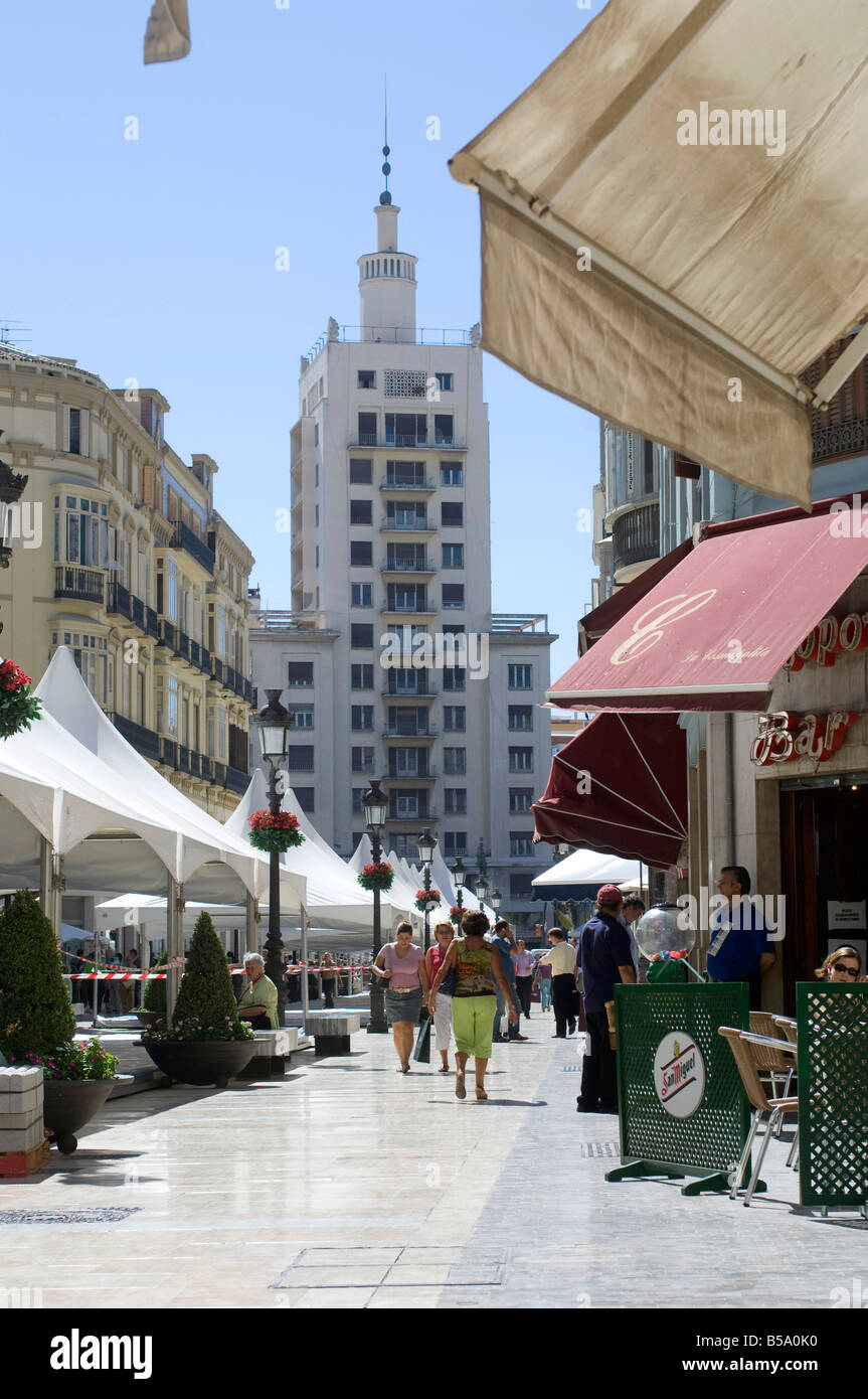 Les touristes et les habitants vous détendre dans street cafe, Malaga, Espagne. Banque D'Images