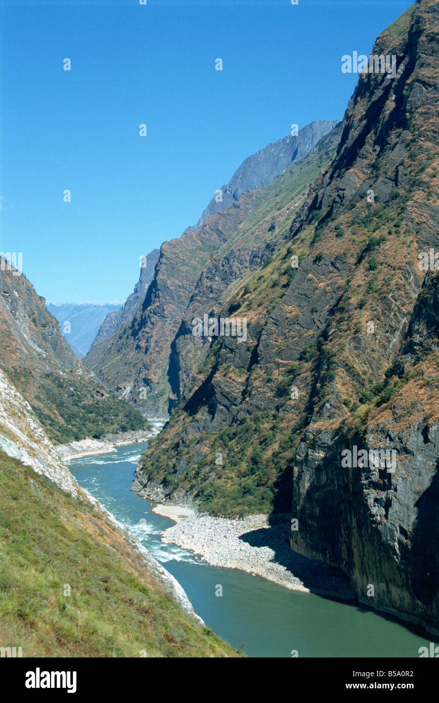 Dans la Gorge du tigre bondissant du Yangzi CHINE Yunnan G Corrigan Banque D'Images