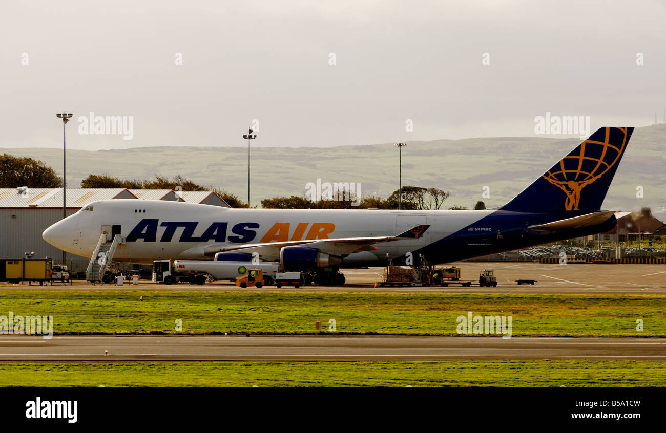 Un Atlas Air Boeing 747 cargo de ravitaillement de l'avion sur le tarmac de l'Aéroport International de Glasgow Prestwick, Ayrshire, Scotland Banque D'Images