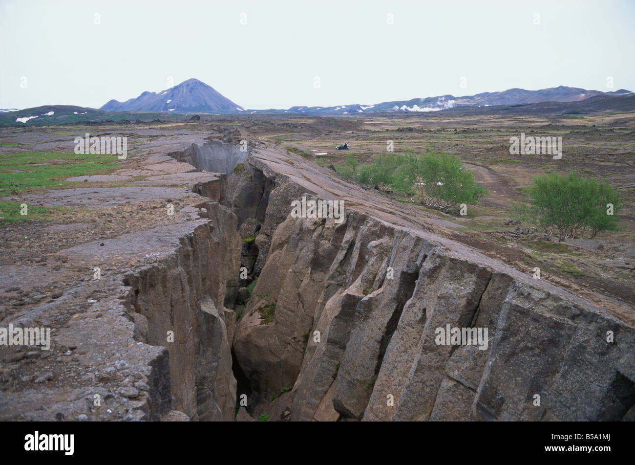 Où est la terre du Rift se séparer à limite de la plaque Grotagja région du lac Myvatn au nord-est de l'Islande régions polaires Banque D'Images