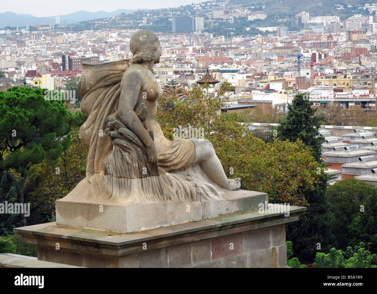 Vue de la ville adopté pierre élégante statue de femme allongée à l'extérieur du Palais National d'art de Catalogne, Barcelone, Espagne Banque D'Images