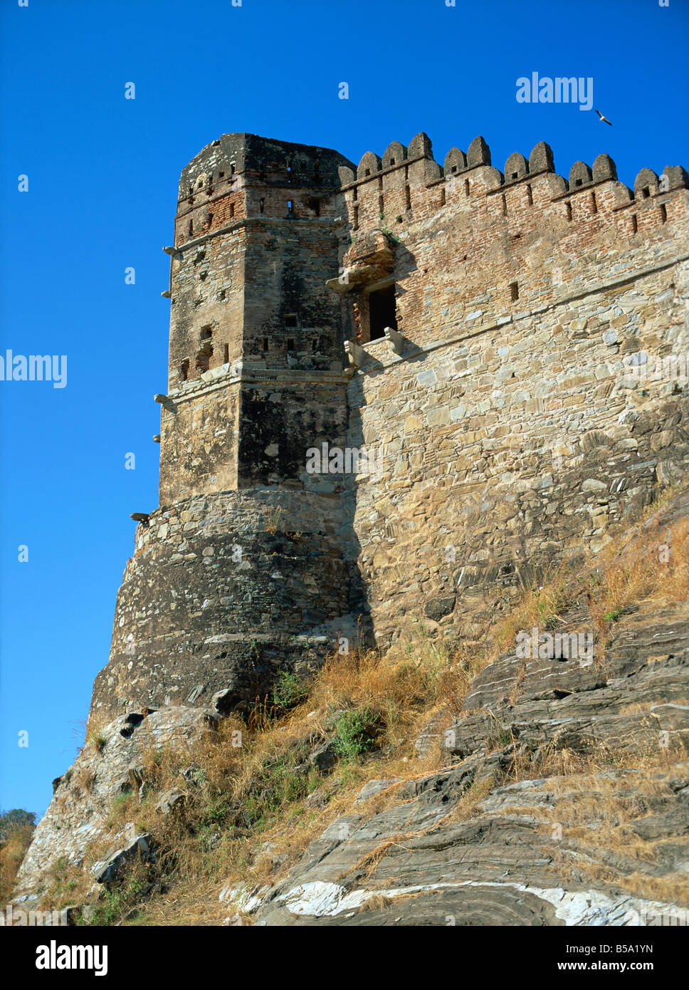 Guet et garde les murs d'approche Cloud Badal Mahal Palace Kumbalgarh Rajasthan Inde Asie Fort Banque D'Images