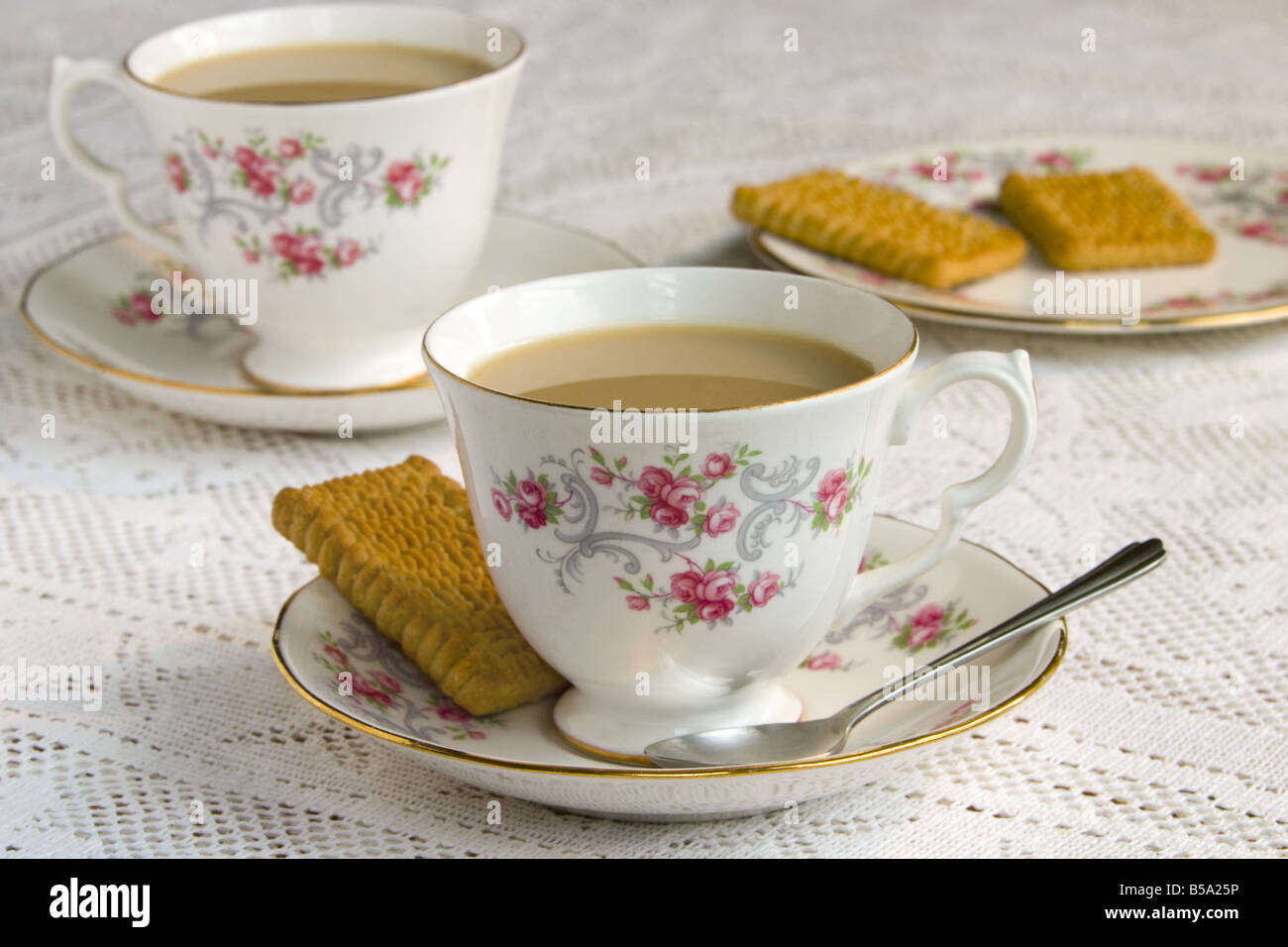 Tasse de thé anglais traditionnel avec biscuit Photo Stock - Alamy