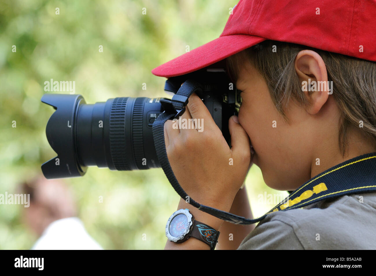 Garçon de prendre une photo Banque D'Images