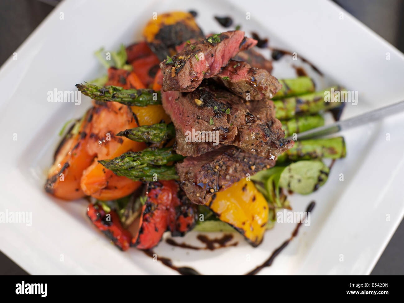 Le steak grillé et salade de légumes Banque D'Images