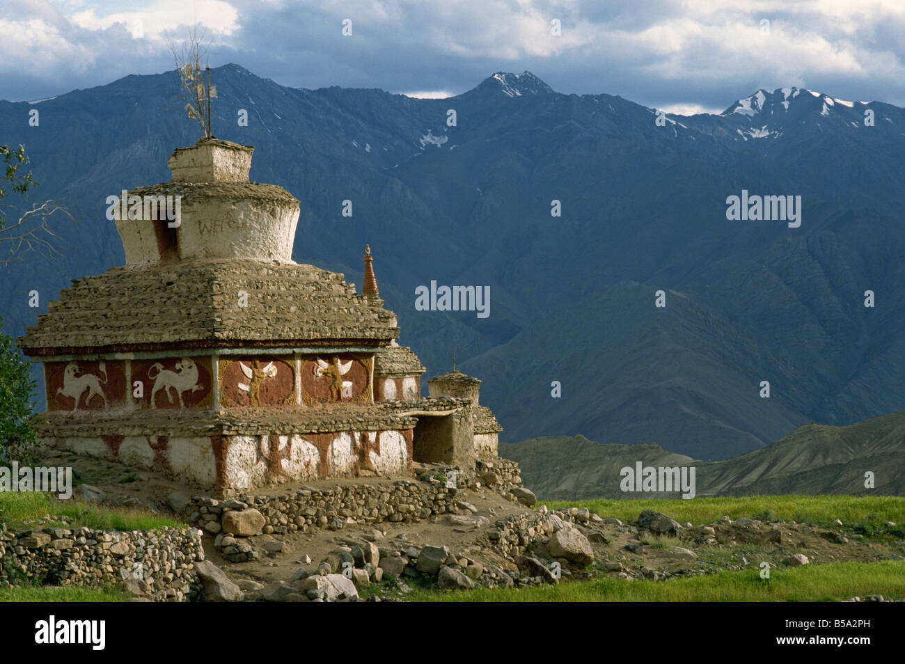 Au Chorten Gompa Lekir avec Zanskar derrière Ladakh Inde Asie Banque D'Images