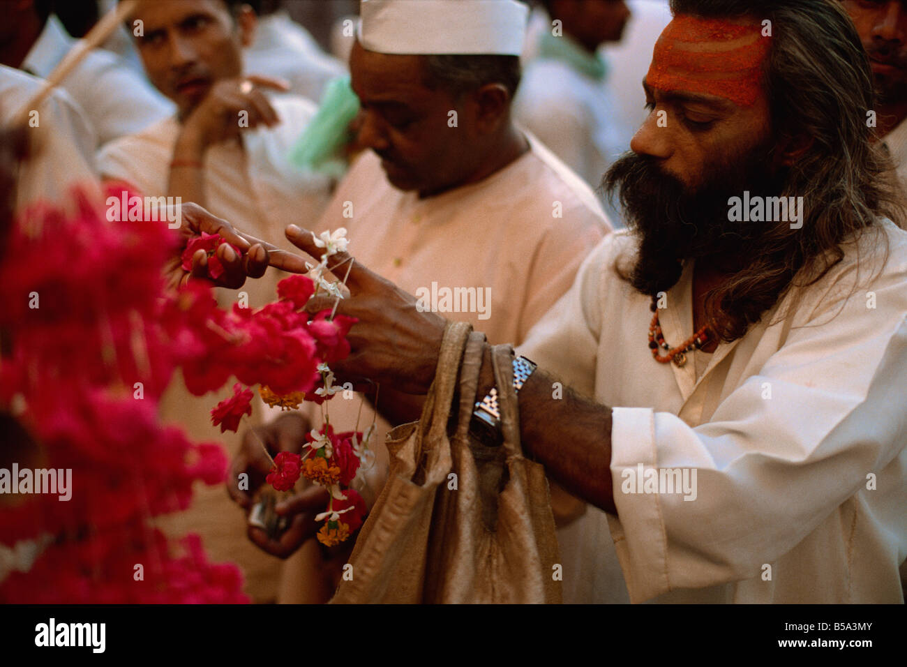 Les hommes dans le marché aux fleurs le nord de l'Inde Asie Inde Banque D'Images