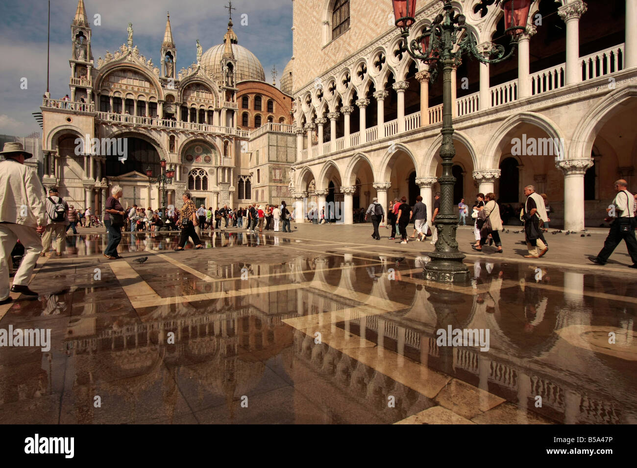 Aqua Alta hautes eaux à St Place Saint-Marc à Venise Italie Banque D'Images