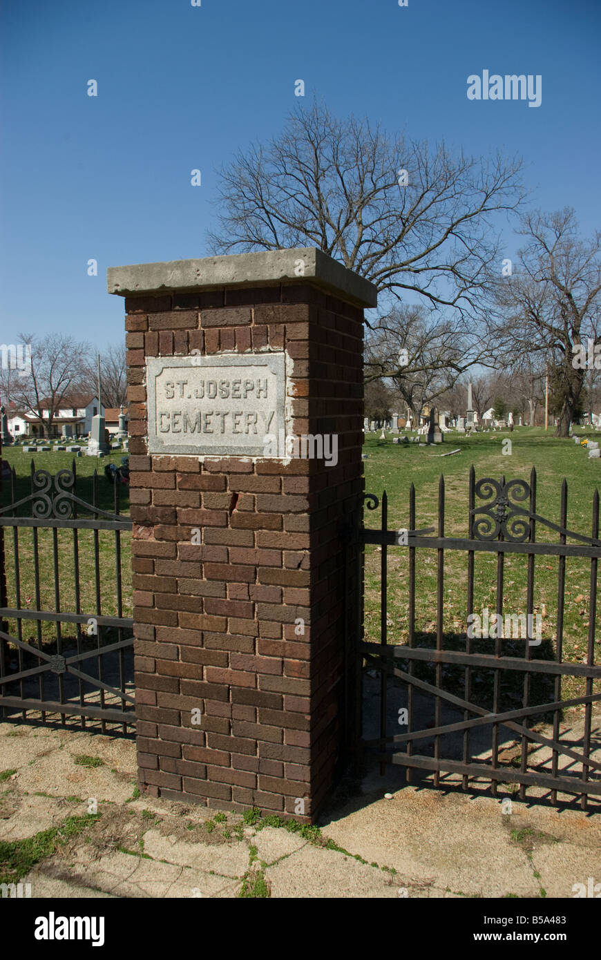 Entrée de la rue et les mauvais gardé saint Joseph dans le cimetière Lafayette, IN Banque D'Images