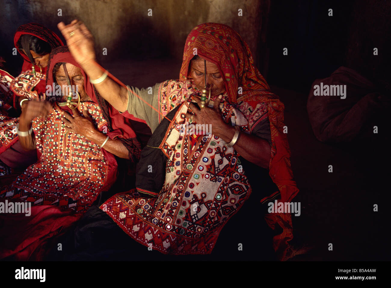 Les tribus musulmanes Jat avec bagues or nez célèbre pour le travail de broderie de l'état du Gujarat district Kutch Inde Asie Banque D'Images