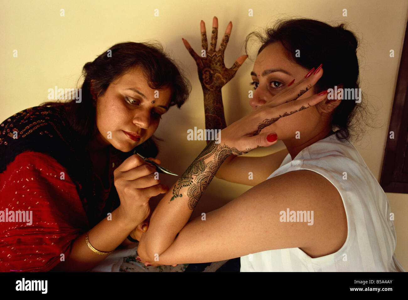 Décoration des mains au henné colorant pour un processus Mehendi mariée le nord de l'Inde Asie Inde Banque D'Images