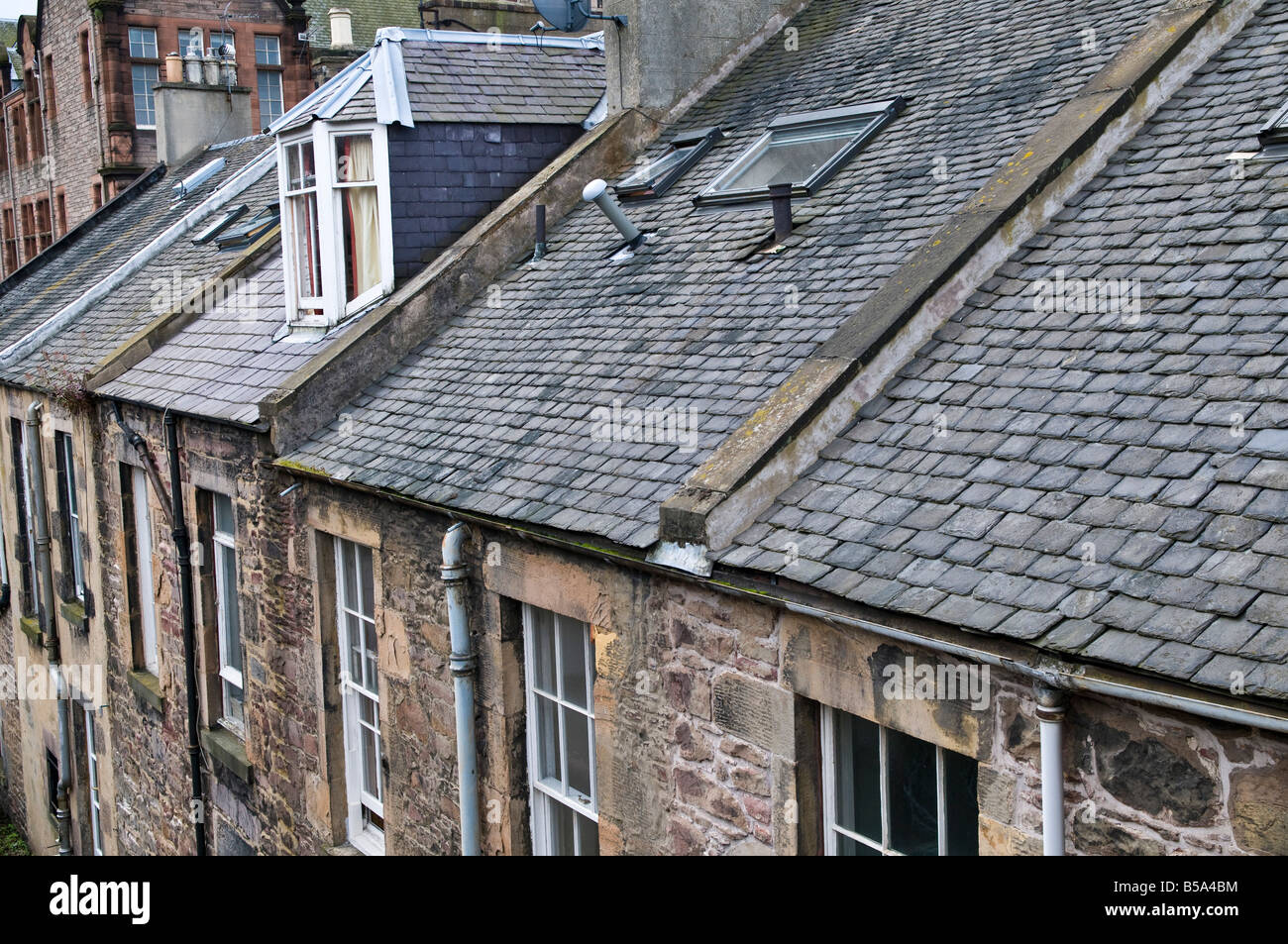 Toiture en ardoise sur le bloc de maisons Edinburgh Scotland UK Banque D'Images