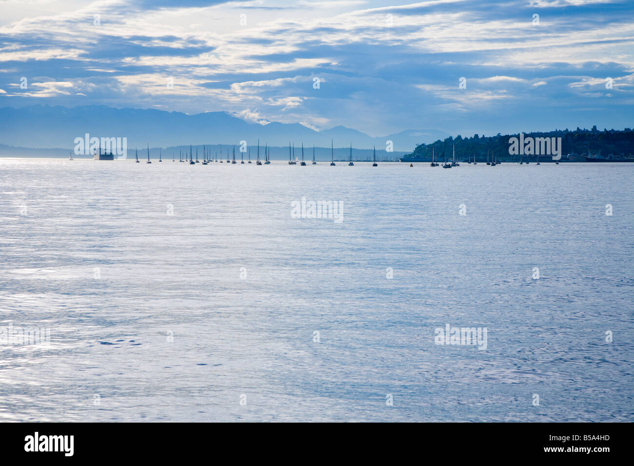 Voiliers sur l'horizon lointain dans Elliot Bay au large de la côte de Seattle Washington Banque D'Images