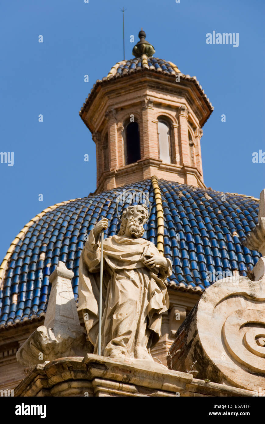 À côté de la statue en céramique bleu traditionnel dôme de Iglesia de San Vicente Ferrer sur la Plaza San Vicente Ferrer Valence Espagne Banque D'Images