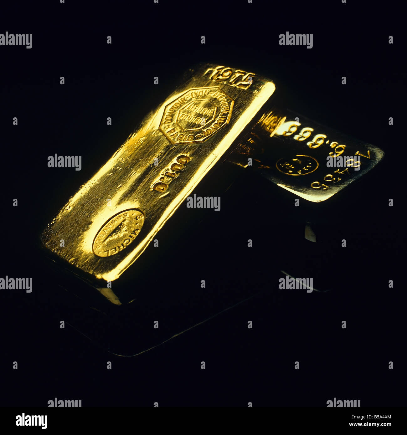 Deux barres d'or sur fond noir Banque D'Images