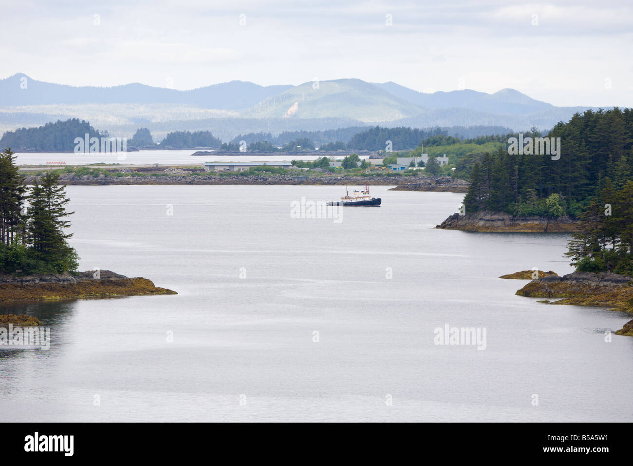 Remorqueur Commercial navigue entre les îles de la Manche orientale près de Sitka en Alaska Banque D'Images