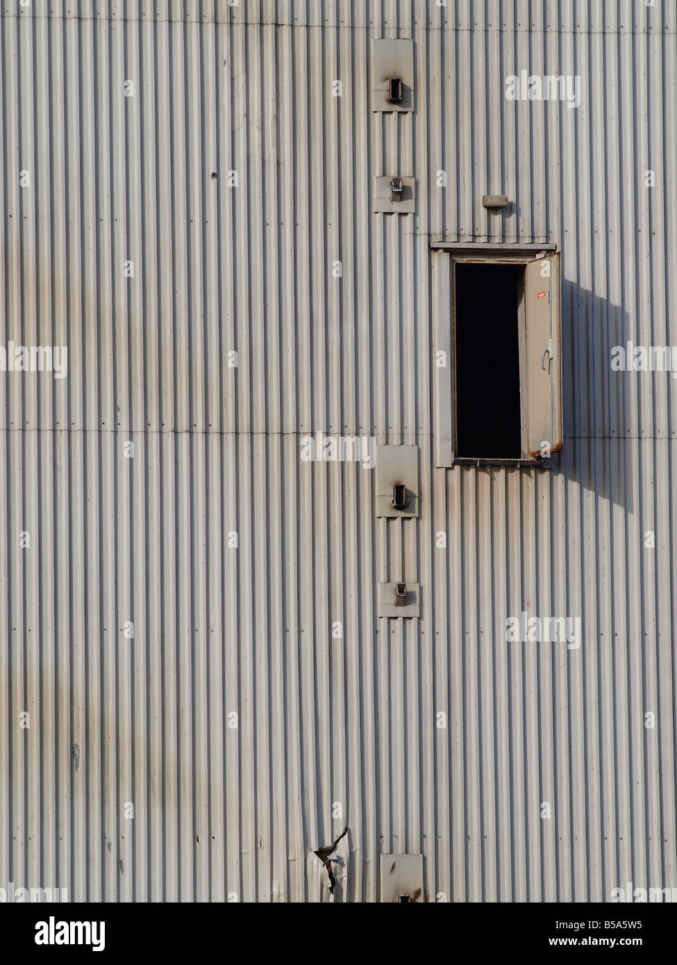Porte de chargement dans le mur d'une usine Banque D'Images
