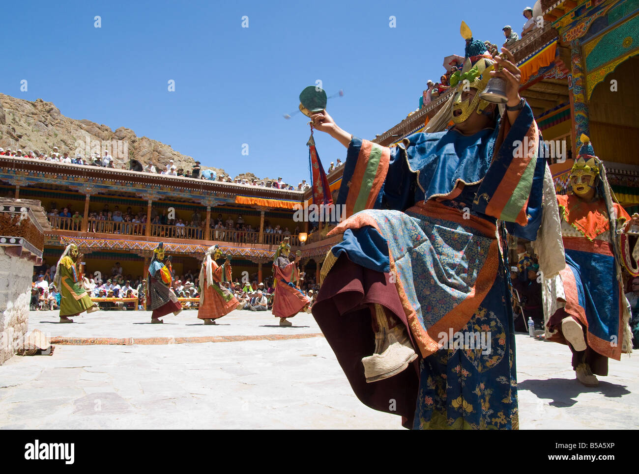 Close up d'un moine en pleine danse en costume traditionnel, cour monastère Hemis Festival, Hemis, Ladakh, Inde Banque D'Images