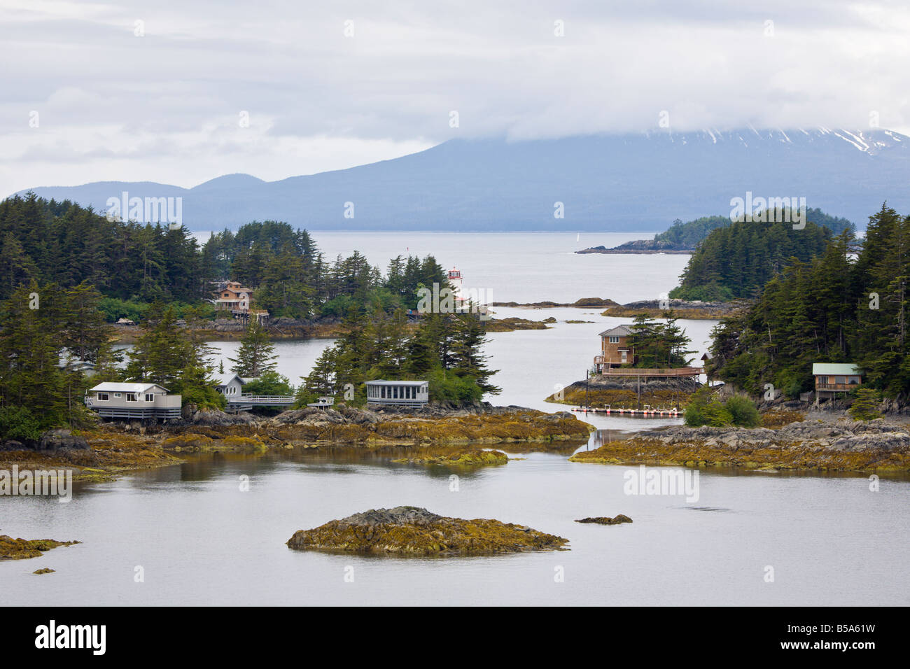 Maisons sur l'île privée de l'île Rocky dans la Manche orientale près de Sitka, Alaska Banque D'Images