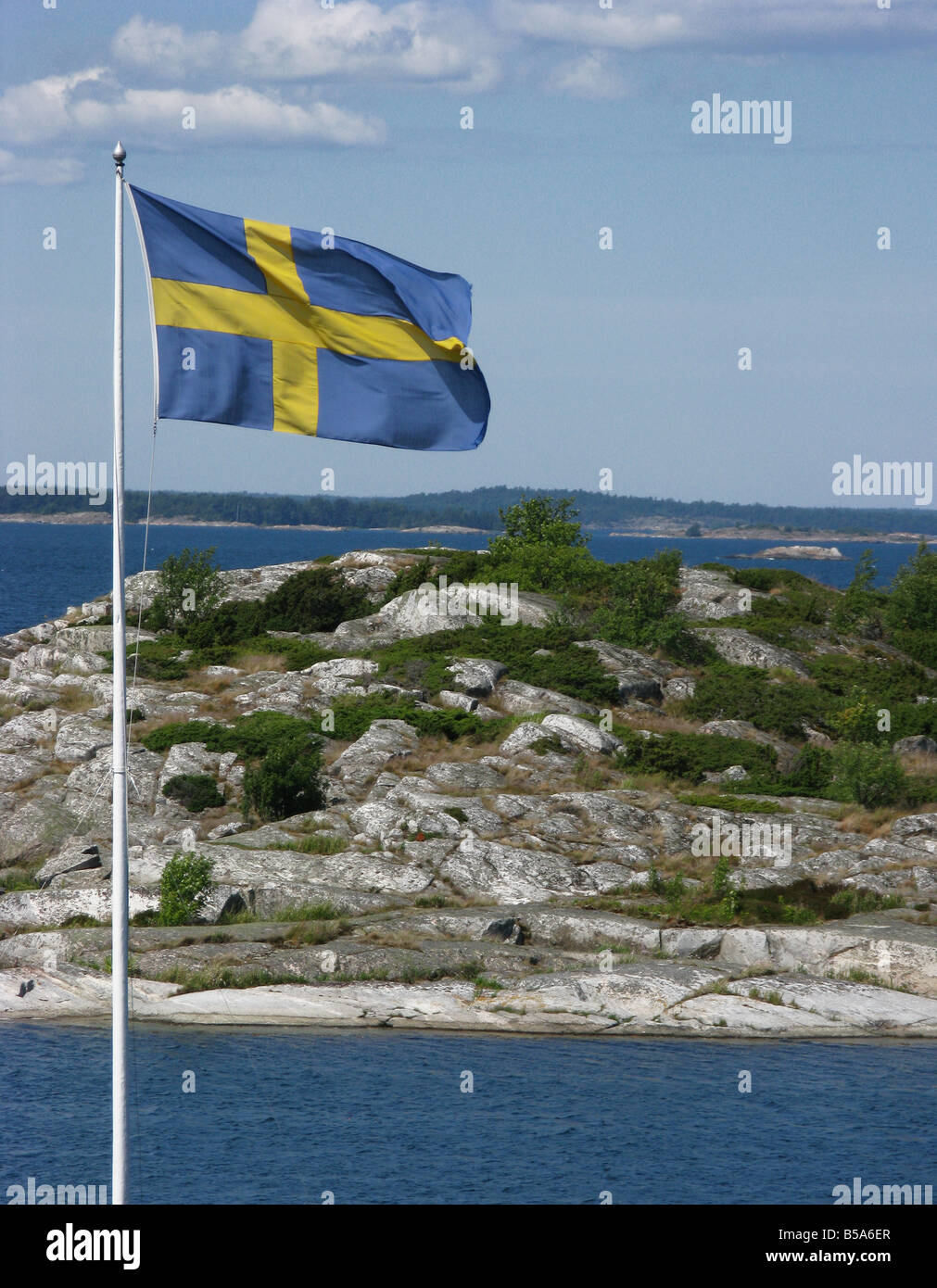 Drapeau national suédois dans l'archipel de Stockholm Banque D'Images