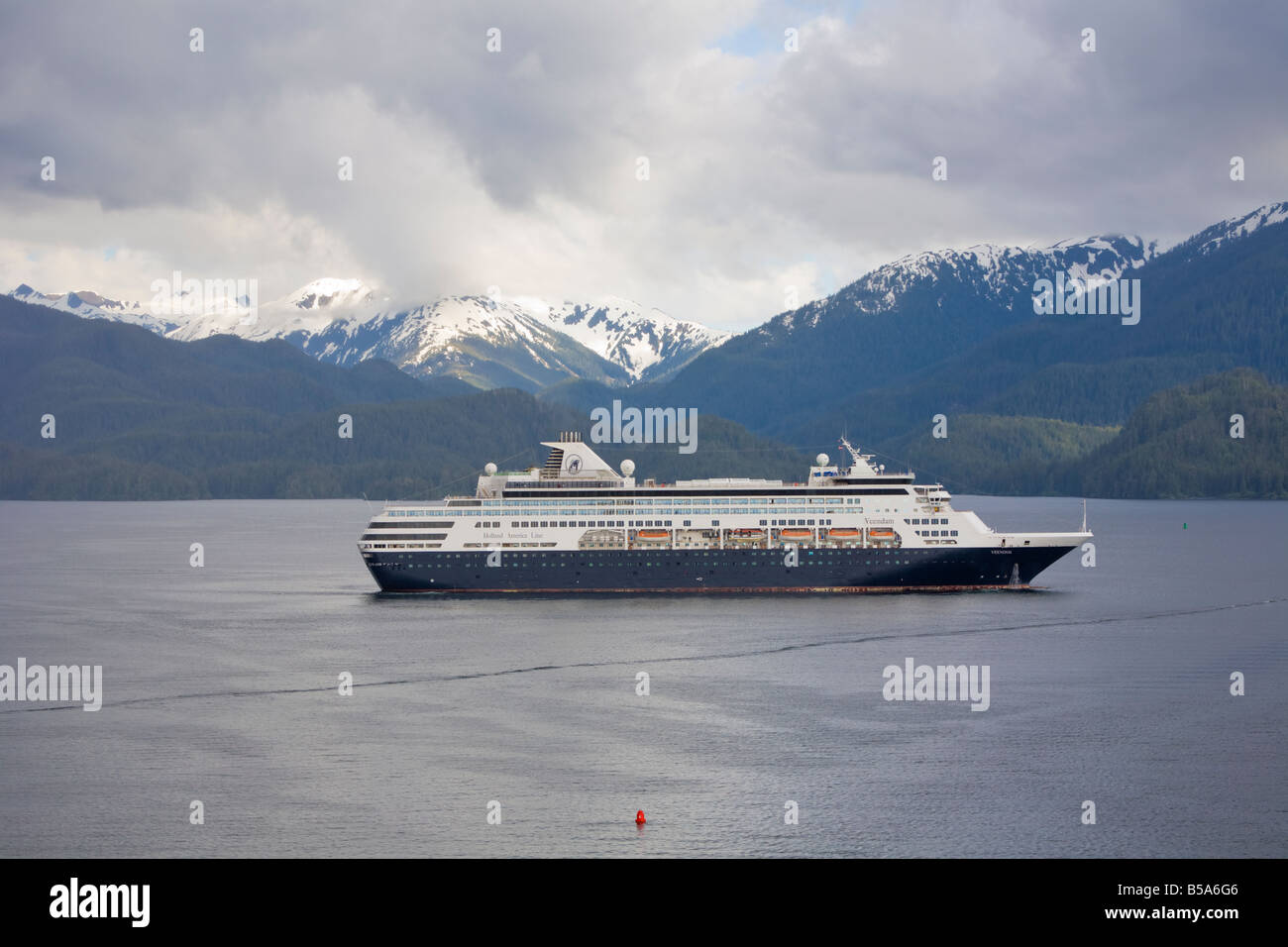 La Holland America Line Veendam bateau de croisière naviguant le Passage intérieur en Alaska Banque D'Images