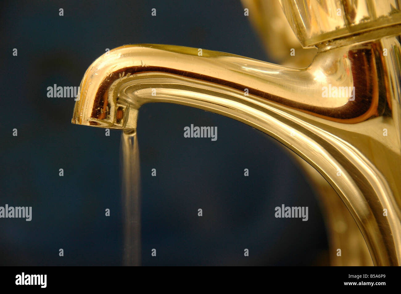La consommation de l'eau du robinet qui coule. Banque D'Images