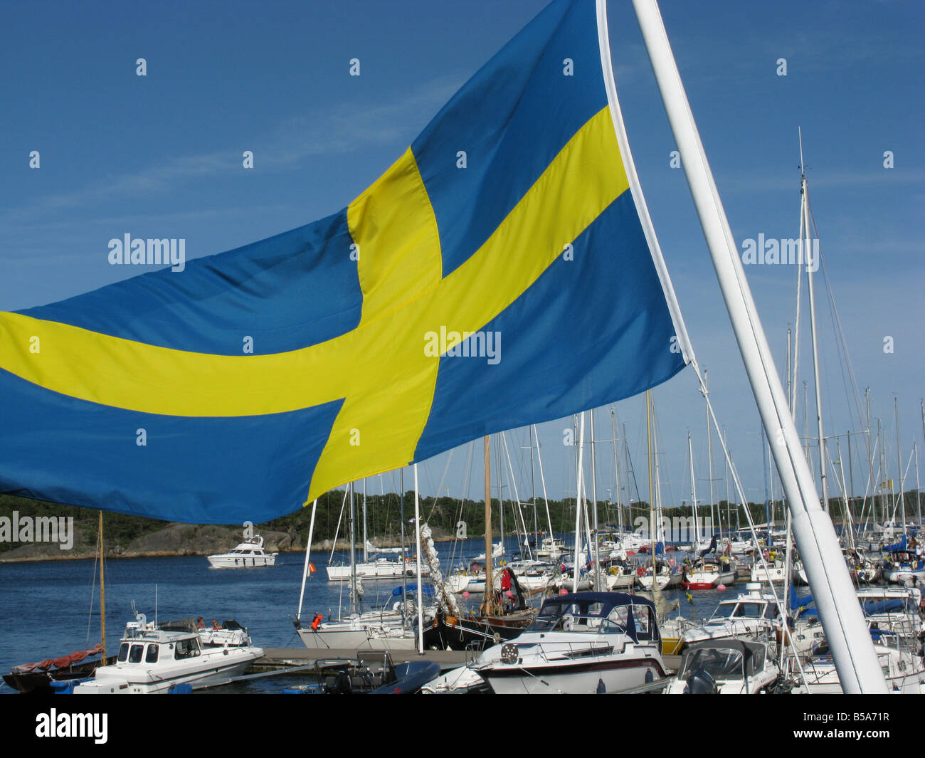 La bannière nationale suédoise à la marina de Sandhamn, Suède Banque D'Images