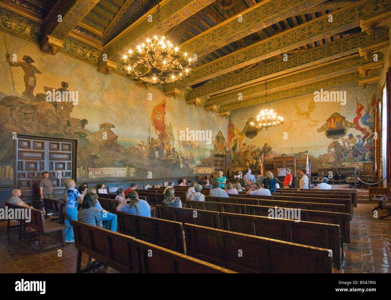 Les touristes à la recherche de peintures à fresque au prix de palais de justice de comté de Santa Barbara California USA Banque D'Images