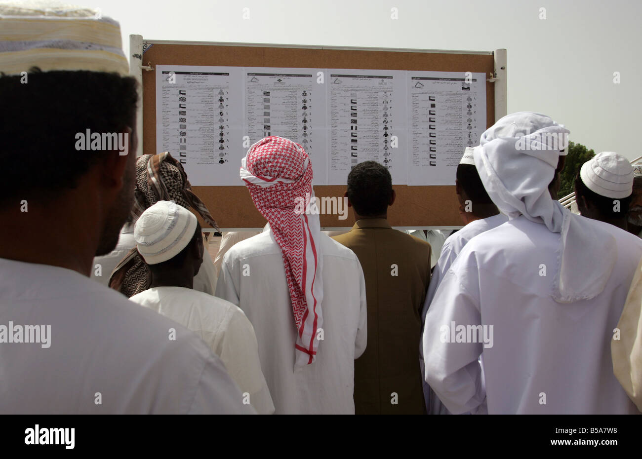 Les hommes à la recherche d'affichage à Nad Al Sheba à l'hippodrome, Dubaï, Émirats Arabes Unis Banque D'Images