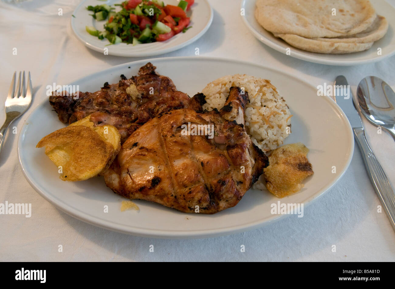 Un plat de poulet grillé servi au restaurant 'Locaux Felfela' qui offre la nourriture égyptienne authentique depuis 1959 dans le centre du Caire Egypte Banque D'Images