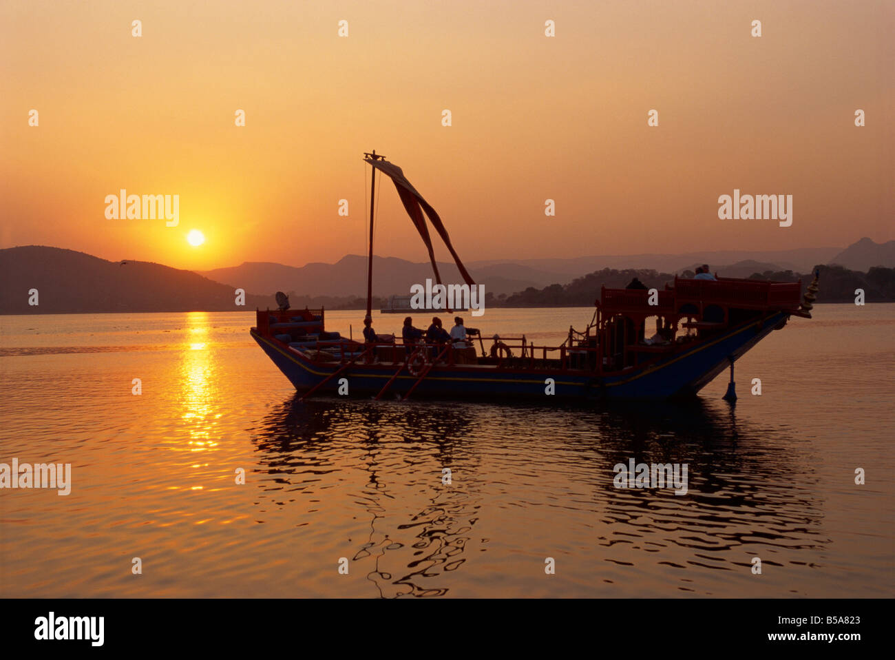 Barge royale au Lac Palace Hotel Udaipur Rajasthan Inde Asie Banque D'Images