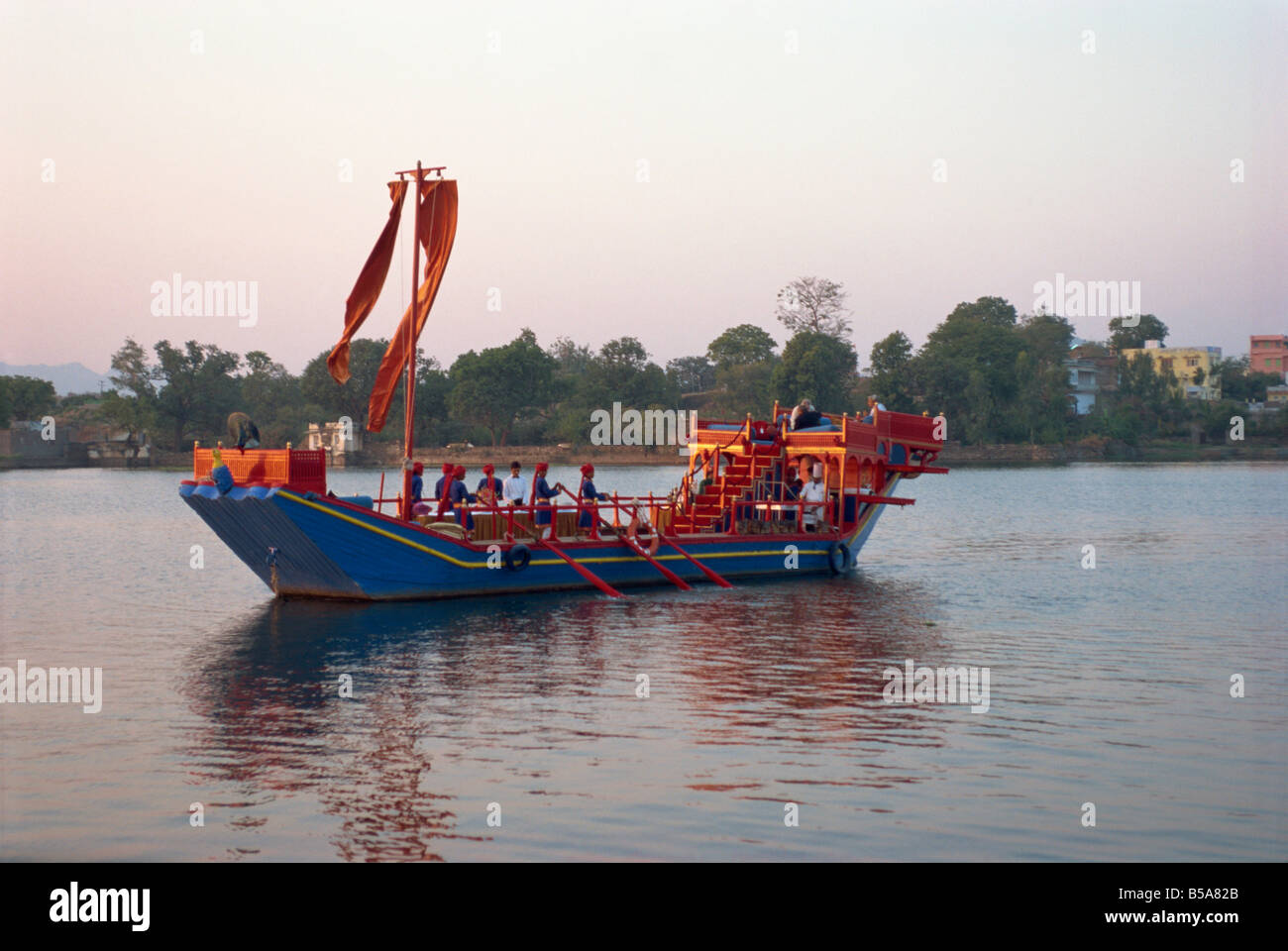 Barge royale au Lac Palace Hotel Udaipur Rajasthan Inde Asie Banque D'Images
