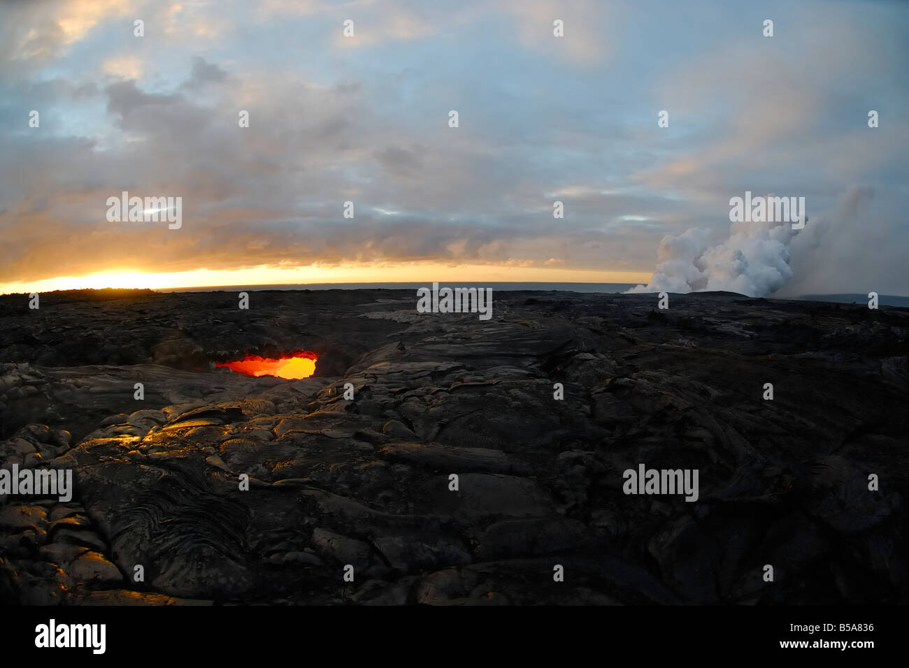 Et puits de lave fluide au lever du soleil de l'océan de lave Waikupanaha entrée zone Banque D'Images