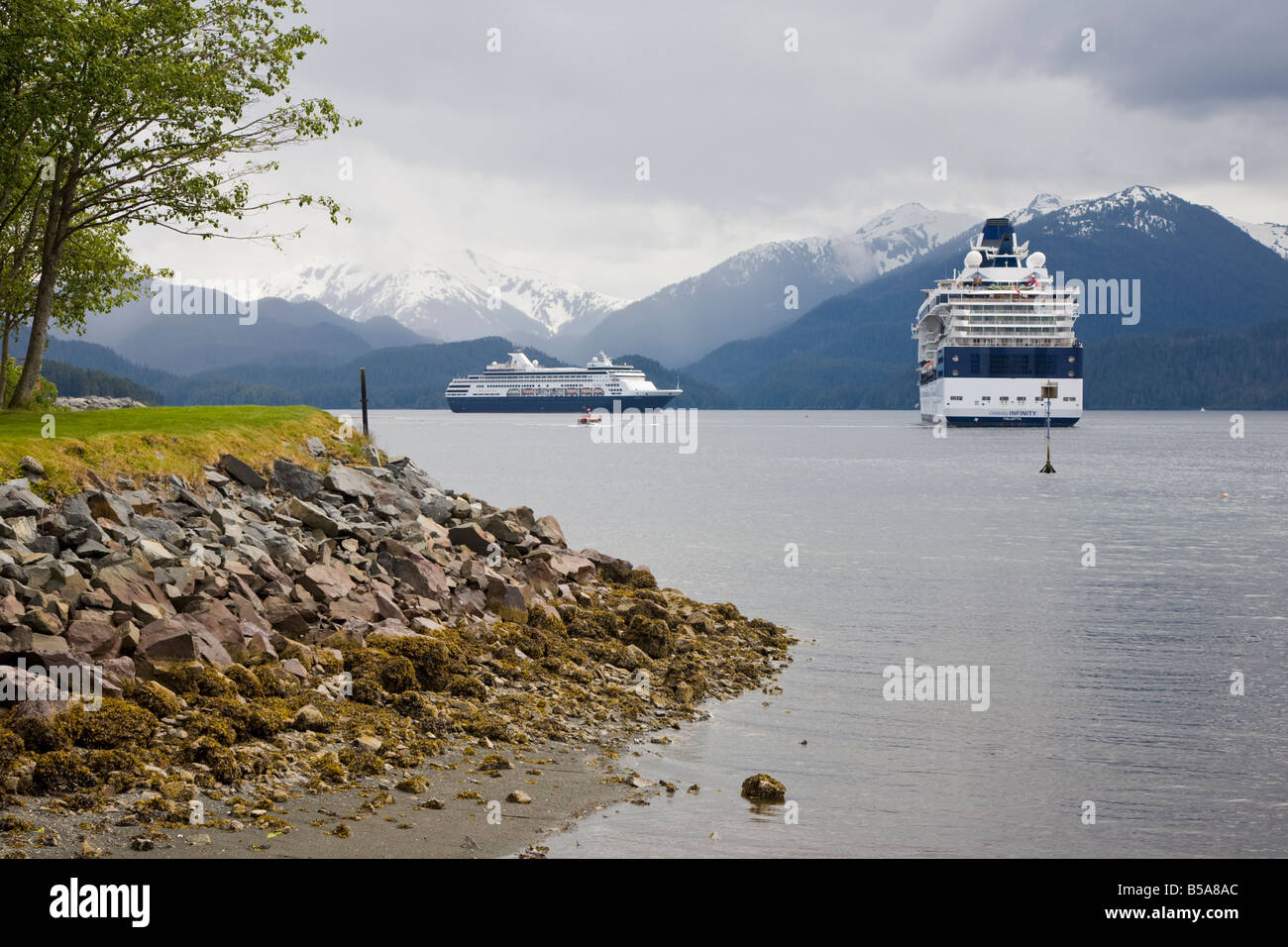 Deux bateaux de croisière amarrés dans le canal de l'Est à Sitka, Alaska Banque D'Images