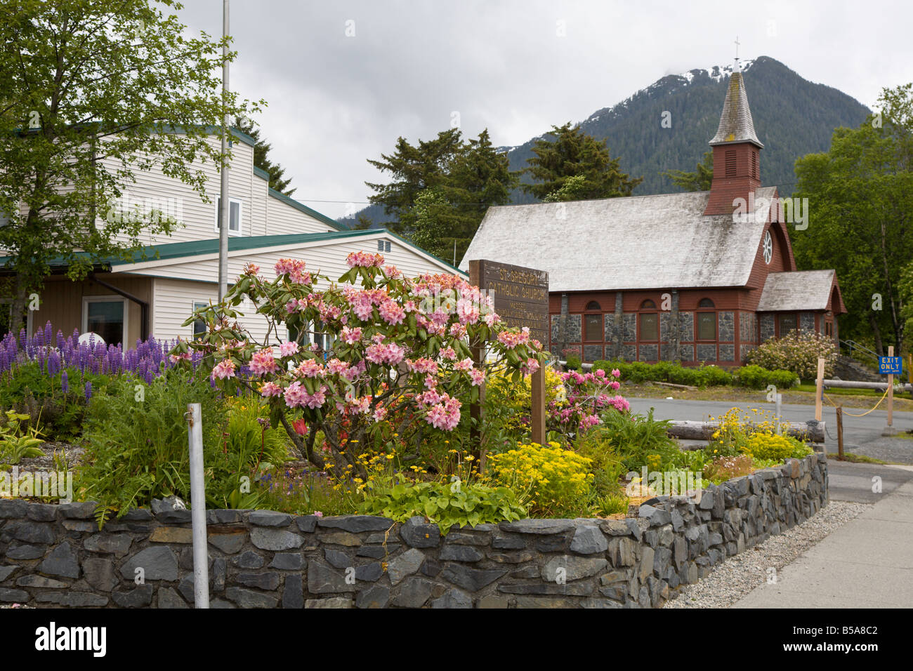 Jardin fleuri à l'extérieur de l'église catholique Saint Grégoire à Sitka, Alaska Banque D'Images