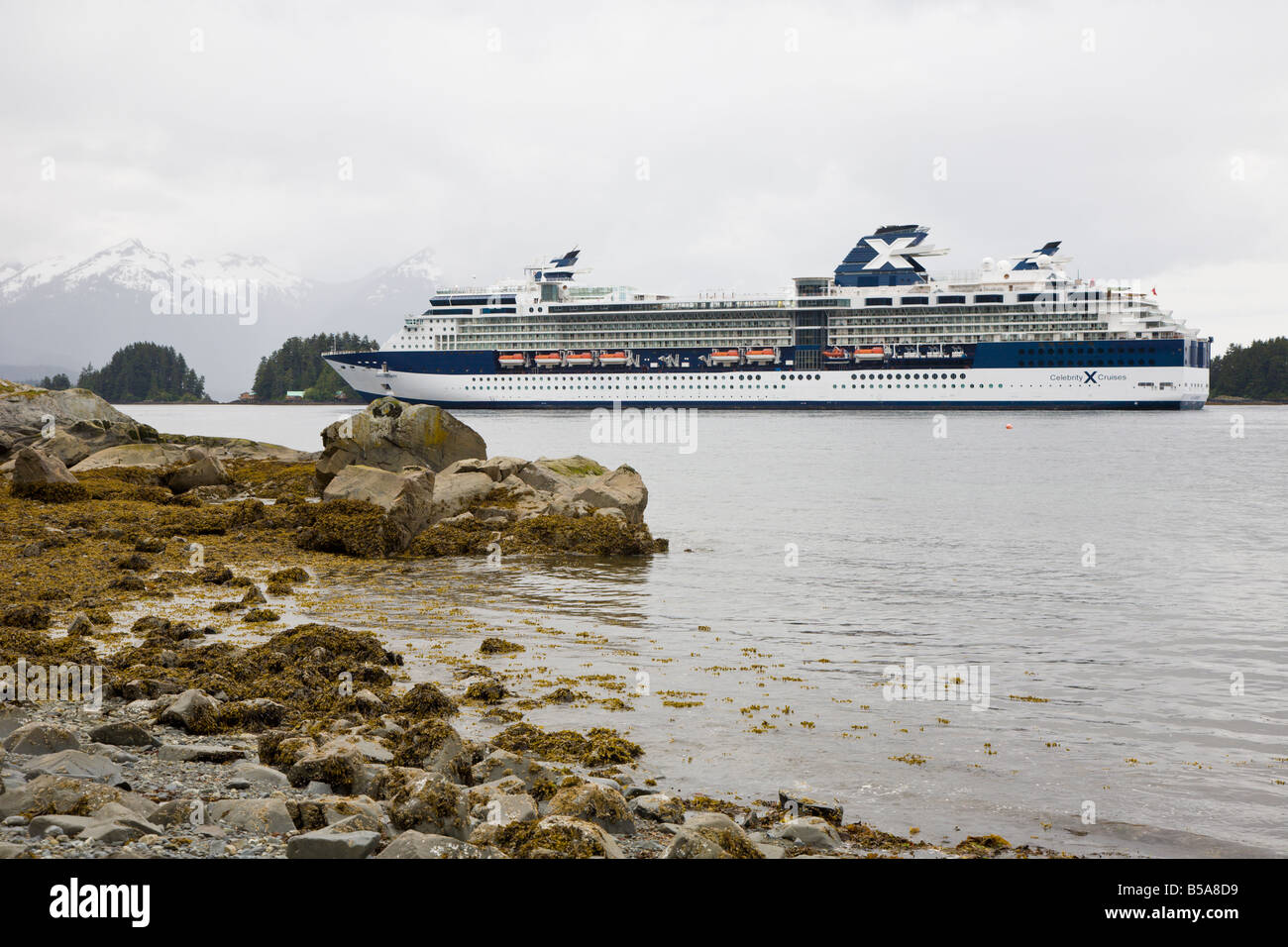 La ligne de croisière Celebrity Infinity bateau de croisière amarré dans la Manche orientale à Sitka, Alaska Banque D'Images