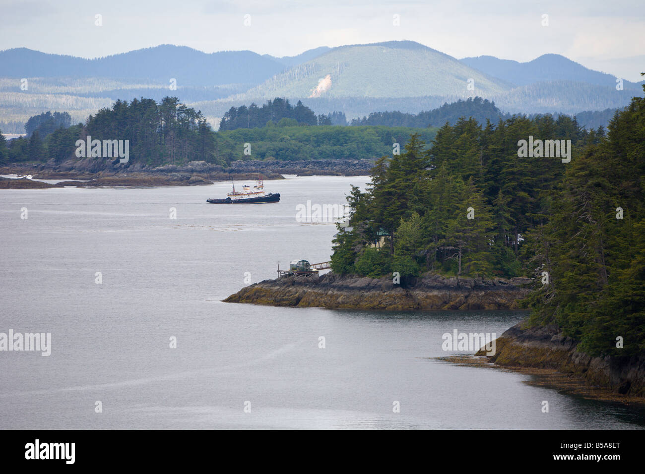 Remorqueur Commercial navigue entre les îles dans les eaux de l'Inside Passage près de Sitka en Alaska Banque D'Images