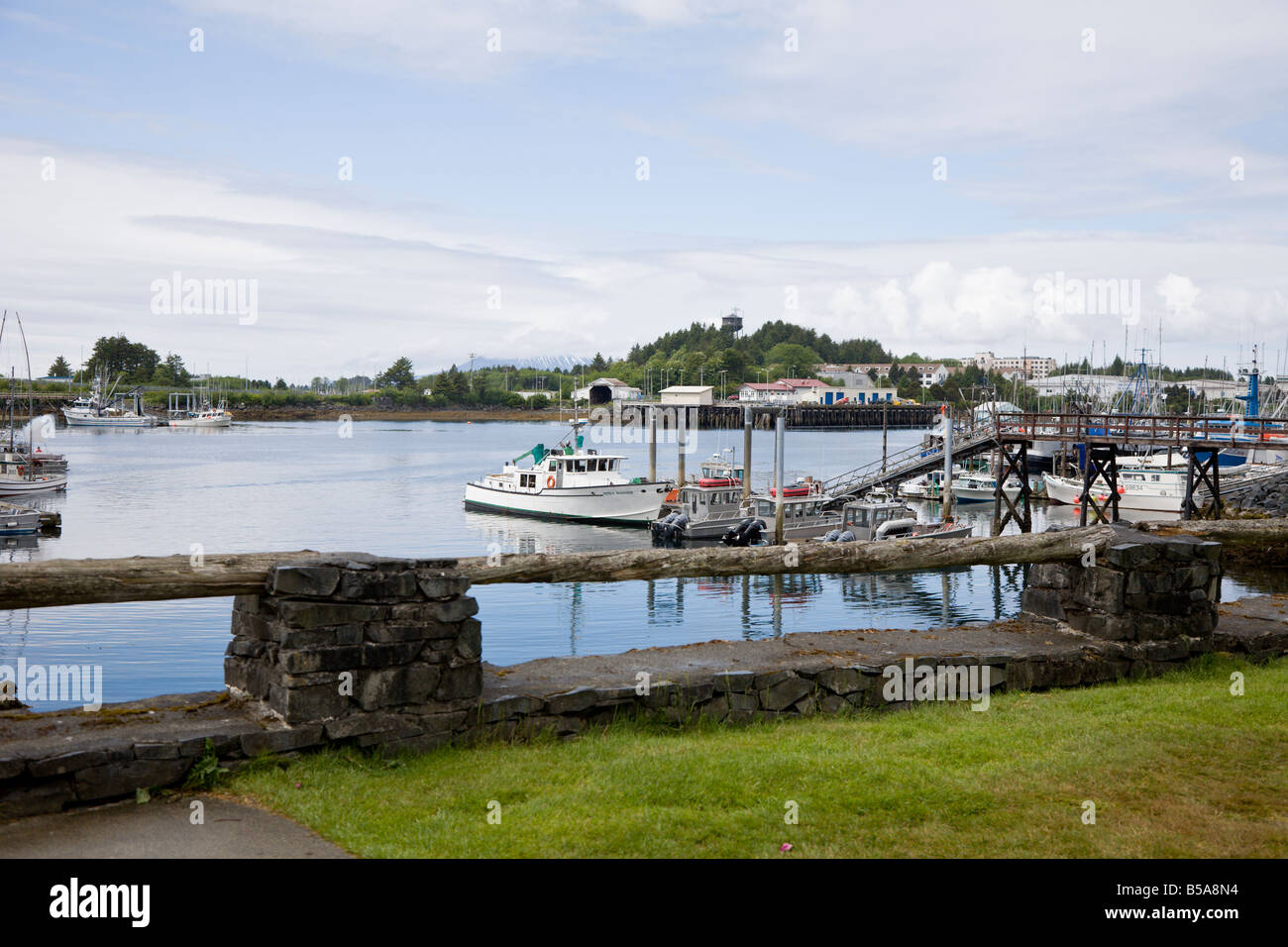 Clôture en bois et en pierre entourent le port au centre-ville de Sitka, Alaska Banque D'Images