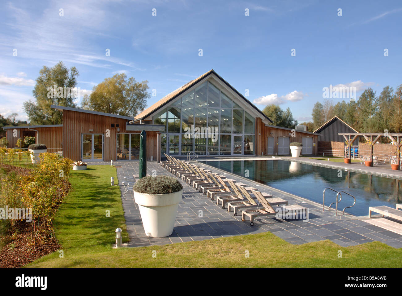 Le SPA AVEC UNE PISCINE EXTÉRIEURE À LA LOWER MILL ESTATE PRÈS DE CIRENCESTER GLOUCESTERSHIRE UK Banque D'Images