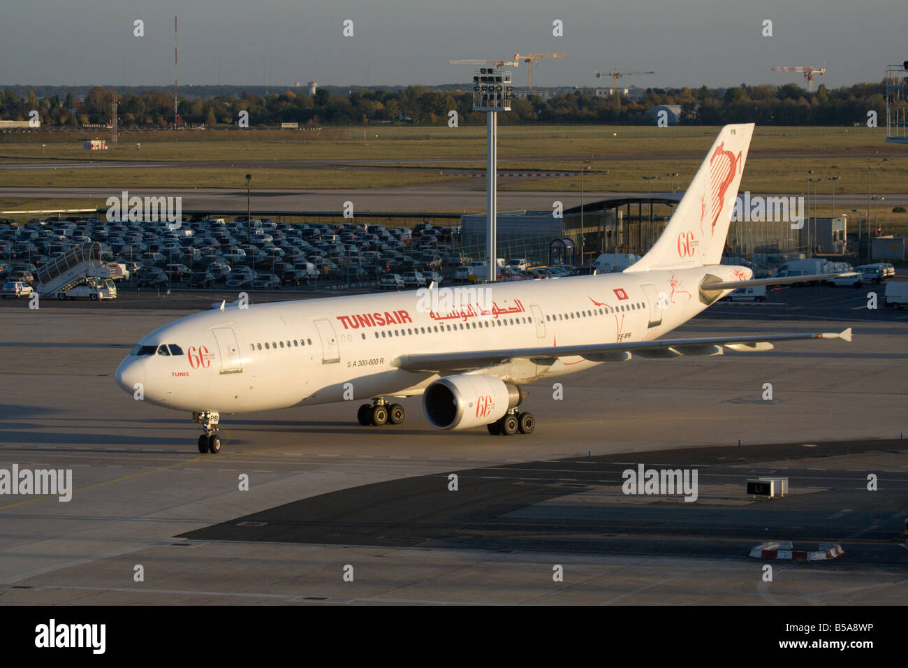 Tunisair Airbus A300-600R avec l'avion roulait sur la marquage 60e anniversaire l'arrivée à l'aéroport de Paris Orly Banque D'Images